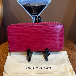 LOUIS VUITTON EPI ZIPPY LONG WALLET
DUST BAG INCLUDED